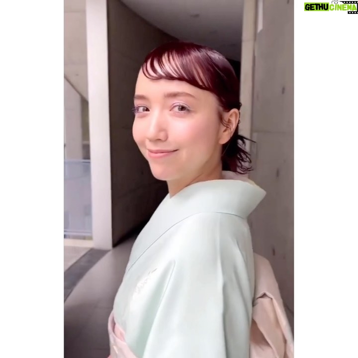 Ellie Toyota Instagram - 🌸 桜の季節がまた巡り、 身長は35cm伸びて、 答えがひとつだからと算数が好きで、 時折見せる不機嫌な表情までも かわいくてかわいくて。 ずっと先だと思っていた遠い未来の中にいるような、 ふわふわと不思議な気持ちのまま、 卒業式はおわった。 それまでのひと月、ずっと寂しくて（娘よりも私が）、 なにか理由を見つけては学校へ出向いた。 娘は学校も先生も友達も大好きで、 楽しく通っている彼女を見ていたら、 私自身の幼少の記憶も笑顔で上書きされていくように感じられた。 そんな気持ちを与えてくれた小学校には感謝しかない。 ここで学んだ６年間があるから、 娘はこれからも自分を大切にして、 自分の考えを持って生きていける、そう思えます。 毎日残さずにお弁当を食べてくれてありがとうね。 卒業おめでとう。 💐 当日はantiでヘアメイクと着付け。 お着物はふたりとも七五三以来で、心が躍りました。 @yuka_anti @rittakatan___ @iammayusato ありがとうございました🕊️