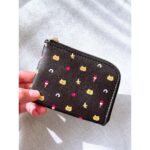 Ellie Toyota Instagram - 📚 @kodomoe コドモエ4月号 本日発売です♡ 特集は『まいにち弁当』！ レシピが全部おいしそう〜🤤 今回はお弁当作りにまつわるインタビューにも答えていますので、ぜひチェックしてください。 付録の“ノラネコぐんだん ちびかわウォレット”もかわいいー！ 中にポケットがたくさんあって使いやすそうです♩ そして、今号で連載ページ『エリゴノミ。』は最終回になります！ 連載スタート時は3歳だった娘も、この春で小学校を卒業する年齢に🌱 何気ない日常の出来事も、 素敵なレイアウトとイラストで彩っていただくことで、 かけがえのない想い出として残すことができました。 ページに目を留めてくださった 読者のみなさまにも心から感謝しています🥰 表紙モデルは次号も引き続き務めさせていただきますので、 これからもどうぞよろしくお願いします😘 #kodomoe