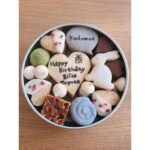 Ellie Toyota Instagram - 🥰 @kodomoe 4月号の表紙撮影。 ひと足早く誕生日をお祝いしてもらい 幸せ🥹 ①何にそんな笑っていたのか思い出せないけれど、 とにかく楽しそう。 ②kodomoe2月号発売中です🫶🏻 ③毎年いただいている大好きなクッキー！干支のうさぎも💕 ④帰宅後すぐにスワッグを飾りました！ 使われている檜と杉は“加子母（かしも）の森”という、 伊勢神宮の式年遷宮で使用される御用材を採る森のものだそう🌿 おうちの中にパワースポットができたようで嬉しいです。 これを書いている間も、 クッキーを食べる手が止まらない。😂 @kodomoe #covershoot #earlybirthdaygift