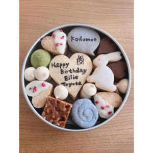Ellie Toyota Instagram - 🥰
@kodomoe 4月号の表紙撮影。
ひと足早く誕生日をお祝いしてもらい
幸せ🥹

①何にそんな笑っていたのか思い出せないけれど、
とにかく楽しそう。

②kodomoe2月号発売中です🫶🏻

③毎年いただいている大好きなクッキー！干支のうさぎも💕

④帰宅後すぐにスワッグを飾りました！
使われている檜と杉は“加子母（かしも）の森”という、
伊勢神宮の式年遷宮で使用される御用材を採る森のものだそう🌿
おうちの中にパワースポットができたようで嬉しいです。

これを書いている間も、
クッキーを食べる手が止まらない。😂

@kodomoe #covershoot #earlybirthdaygift