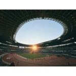 Ellie Toyota Instagram - 🏆 昨日は高校サッカーの決勝を観戦しに 国立競技場へ！ もうーー、本当にドラマチックで素晴らしい大会でした。 高校サッカーと共に過ごした年明け、 最高だ。 今回は3回戦からなるべく会場へ足を運んでいたので、 なんというか国立にたどり着いて自分も感動してしまいました。（誰やねん笑） みんなよくここまで頑張ったなぁと。 この寒い時期、体調管理だって大変だし、 試合中の一瞬のチャンスを逃さない集中力も凄まじいよ。 本当に素晴らしい。 学ぶことがたくさんあります。 ひたむきに、誠実に、全力で取り組むことって美しいね。 写真3枚目、 直射日光を浴びる席で帽子を持参しておらず、 マフラーでなんとか凌いでいる図。 もはや日サロでした。 試合とは別の闘いがここにはあった。 次観戦する時は、それも考慮して席を取ること（メモメモ） ⚽️