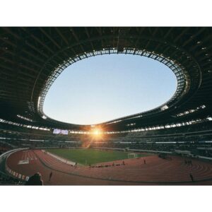 Ellie Toyota Instagram - 🏆
昨日は高校サッカーの決勝を観戦しに
国立競技場へ！

もうーー、本当にドラマチックで素晴らしい大会でした。
高校サッカーと共に過ごした年明け、
最高だ。

今回は3回戦からなるべく会場へ足を運んでいたので、
なんというか国立にたどり着いて自分も感動してしまいました。（誰やねん笑）
みんなよくここまで頑張ったなぁと。
この寒い時期、体調管理だって大変だし、
試合中の一瞬のチャンスを逃さない集中力も凄まじいよ。
本当に素晴らしい。
学ぶことがたくさんあります。
ひたむきに、誠実に、全力で取り組むことって美しいね。

写真3枚目、
直射日光を浴びる席で帽子を持参しておらず、
マフラーでなんとか凌いでいる図。
もはや日サロでした。
試合とは別の闘いがここにはあった。
次観戦する時は、それも考慮して席を取ること（メモメモ）
⚽️