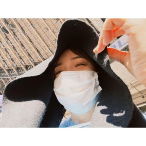 Ellie Toyota Instagram - 🏆
昨日は高校サッカーの決勝を観戦しに
国立競技場へ！

もうーー、本当にドラマチックで素晴らしい大会でした。
高校サッカーと共に過ごした年明け、
最高だ。

今回は3回戦からなるべく会場へ足を運んでいたので、
なんというか国立にたどり着いて自分も感動してしまいました。（誰やねん笑）
みんなよくここまで頑張ったなぁと。
この寒い時期、体調管理だって大変だし、
試合中の一瞬のチャンスを逃さない集中力も凄まじいよ。
本当に素晴らしい。
学ぶことがたくさんあります。
ひたむきに、誠実に、全力で取り組むことって美しいね。

写真3枚目、
直射日光を浴びる席で帽子を持参しておらず、
マフラーでなんとか凌いでいる図。
もはや日サロでした。
試合とは別の闘いがここにはあった。
次観戦する時は、それも考慮して席を取ること（メモメモ）
⚽️