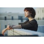 Ellie Toyota Instagram - 🪐🌏💫🌛 2022年は マームとジプシー『Light house』 シス・カンパニー『ザ・ウェルキン』 イキウメ『天の敵』『À la marge -外の道-』 の4作品に出演させていただきました。 沖縄、東京、大阪、パリ、 公演で訪れた劇場はどこも想い出深く、 また戻ってくることができますように、 と心の一部分を各地に置いてきたような気持ちで、 12月はすこし夢うつつにぼんやりと過ごしてしまったのですが、 とにかく今は語学の習得をがんばるぞ！ と新たな気合いが入っています😎 作品を通して出逢うことができた 素晴らしい方々にも 感謝の気持ちで胸がいっぱいです。 きっとまたお仕事をご一緒できますように🍀 みなさんも心優しいコメントを送ってくださり、 本当にありがとうございました🥰 いつも大切に大切に読んでいます。 どうぞ良いお年をお迎えくださいね🕊 また2023年にお逢いしましょう！ Photographer: #菊地史 さん Hair&makeup: #赤間直幸 さん Stylist: #井阪恵 さん Outfits: @shiatzychen