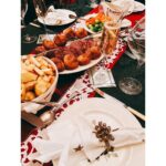 Ellie Toyota Instagram - ⛄️ 作って、食べて、丸まって、 アニメ見て、アニメ見て、アニメ見て、 な年末です。 写真は、フォンダンショコラ、 ポークを赤ワインとビネガーで煮込んだ料理、 砂肝とぶどうのサラダ、 父から継承したクリスマスディナー。 👩🏻‍🍳