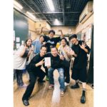 Ellie Toyota Instagram - 🎭 シス・カンパニー公演 『いつぞやは』 10月1日に無事東京千穐楽を迎えることができました。 自分にとっては、これまでで一番長い公演期間だったので、 心身ともに健やかに駆け抜けられたこと 本当に良かったと安堵しています。 写真は窪田くんが観にきてくれた時のもの。 ようやくみんな揃って嬉しかった🥹 劇場までお越しいただいた皆様、 応援のお言葉をかけてくださった皆様、 本当にありがとうございました！！ 明日（10/4）からは森ノ宮ピロティホールにて 大阪公演がはじまります！！ お近くにお住まいの皆様、ちょうど大阪にいるよーという皆様、 ぜひお越しくださいませ🫶🏻 そして明日の朝9:50から 関西テレビ放送『よ〜いドン！』に生出演します！ こちらもぜひチェックしてください😚　 舞台写真📸 写真提供：シス・カンパニー 撮影：宮川舞子 #いつぞやは