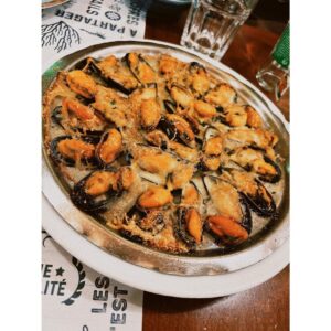 Ellie Toyota Instagram - 🍽
今年の写真は今年のうちに。

写真映えするパリの食卓。
なにをいただいても美味しかった🤤

気がつけばもう2022年も残りわずかですね。
やり残したことはありませんか？
私は大掃除をしっかりやりたいなぁ。🧼
