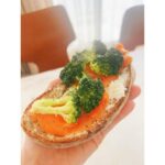 Ellie Toyota Instagram - 🥦🥕🍆🥒🫛🌽 『いつぞやは』 想像していたよりも身体を動かすので、 毎日しっかり3食お腹がすきます！笑 いや、動いてはいるけどさ、食べた分だけ消費しているのかどうか、、 は疑問。🫠 パンでもお米でも 上にいろいろのせて、 とにかく口の中に色んな味がするのが好き。 #オープンサンド #お弁当 #野菜もりもり