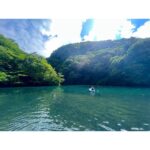Ellie Toyota Instagram - 🌿 シス・カンパニー公演『いつぞやは』 毎日稽古に励んでいます！ この稽古期間がスタートする前に早めの夏を満喫しました。 ひとつ前に投稿した温泉旅館で一泊した翌日は、車で数十分の四万湖へ。 もうすっかりSUPの虜。 めーちゃくちゃ気持ち良い。 これまで断然海派だったけど、湖最高だな！そういえば初めて湖で遊んだから、知らなかった。 この四万湖が最高。 春と秋は“四万ブルー”って呼ばれるほど真っ青になるらしい🩵 今朝あげたReelの動画もこの時のものです。 水がひんやり冷たかったけど、一度飛び込んでしまえばそれも心地良かった。 ライフジャケットもしっかり着用して、 安全に楽しむのがなにより大事ですね🍀 3枚目の写真は、四万温泉街で食べた揚げまんじゅう。 おいしかったぁ🤤 四万温泉&四万湖の旅、また違う季節にも行ってみたい。 まだまだ暑い日が続きそうなので、 体調に気をつけながら夏を楽しみましょうね〜🫶🏻 #shimalake #SUP #四万湖 #湖sup #四万温泉 #群馬