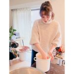 Ellie Toyota Instagram - 能登半島地震により被災された方々に、心よりお見舞い申し上げます。 どうか1日も早く復興し、心の平穏が戻りますように、 お祈りしております。 そしてこのインスタを見てくださっている皆さまにとって、2024年があたたかな気持ちで満たされる年になりますように願っています。 写真は、家族でお味噌を仕込んだ時のもの。 今回で4度目、冬の恒例行事になりつつあります🌱 いつも優しく教えてくださる、りえこさん @rieko_teramoto ありがとうございました☺️ 皆さま、今年もどうぞよろしくお願いいたします！