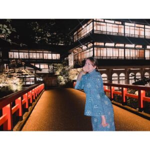 Ellie Toyota Instagram - 🫧
娘と温泉2人旅。
千と千尋の、あの橋のモデルになったという旅館へ。

息を止めて橋を渡る場面、そりゃ再現動画撮っちゃうよね。（他の方がいない時に😙）

すべてお見せできないのが残念ですが、笑
ワンシーンだけ。
これで全体のクオリティがお分かりいただけると思います🤣
あぁ、笑った笑った。

笑って、美味しいご飯を食べて、
あたたかい温泉に浸かって、
ぱーーっと霧が晴れるようにリフレッシュできました。

もういよいよ稽古がスタートするので、その前に行けて良かった！💪🏻

#積善館 #千と千尋の神隠し