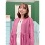 Ellie Toyota Instagram - 🦩 NHK『あさイチ』 ご覧いただきありがとうございました🥰 あさイチのスタジオはいつも朗らかであたたかく、 今回もずーっと笑っていました！楽しかった。 サンダルの選び方も勉強になったし、 陳健太郎さんの魚香茄子（麻婆茄子）も美味しくて美味しくて、 ご家族のエピソードも含めて泣きそうなほど美味しかったです。 写真3枚目、似顔絵うれしい！ ただもう溶けてるほど目が垂れてるのね🤣笑 衣装は、そういえばちょうどあさイチカラーだったね！と放送後に盛り上がりました😚 ガウンワンピース： @mala_kalanchoe_jp パンツ： @neuna_official @nhk_asaichi 金曜日はジェーン・スーさんが出るんだ！見なくては🫶🏻