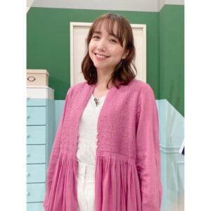 Ellie Toyota Instagram - 🦩
NHK『あさイチ』
ご覧いただきありがとうございました🥰

あさイチのスタジオはいつも朗らかであたたかく、
今回もずーっと笑っていました！楽しかった。
サンダルの選び方も勉強になったし、
陳健太郎さんの魚香茄子（麻婆茄子）も美味しくて美味しくて、
ご家族のエピソードも含めて泣きそうなほど美味しかったです。

写真3枚目、似顔絵うれしい！
ただもう溶けてるほど目が垂れてるのね🤣笑

衣装は、そういえばちょうどあさイチカラーだったね！と放送後に盛り上がりました😚

ガウンワンピース： @mala_kalanchoe_jp 
パンツ： @neuna_official 

@nhk_asaichi 
金曜日はジェーン・スーさんが出るんだ！見なくては🫶🏻