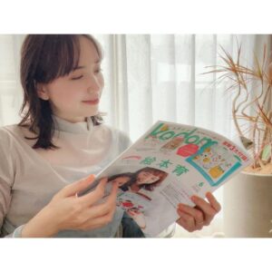Ellie Toyota Instagram - 🌳
@kodomoe 6月号が発売中です。
特集は「絵本育」📚
親も肩の力を抜いて、読み聞かせを楽しめるような
ヒントが散りばめられています。
付録のプールバッグもかわいい😚

今日は8月号の表紙撮影でムーミンバレーパークへ行きました。
湖の畔から絵本の世界へと迷い込んでいくような風景。
歩いているだけで気持ち良い。

リリー・コリンズがムーミンバレーパークに出没！という記事を見てから、
「エミリーが埼玉に！！」（エミリーパリへ行く、からね、、笑）
と気になっていた場所だったので、
初めて行けて嬉しい。
またゆっくりお散歩したいな。

雨上がりのやわらかな薄陽のなか、
素敵な写真が撮れていると思います。
ぜひお楽しみに🫶🏻

#kodomoe #moominvalleypark