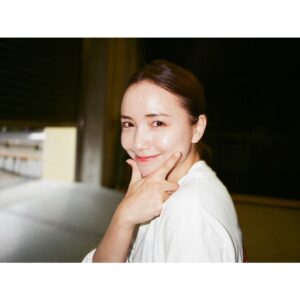 Ellie Toyota Instagram - 🐇
バイバイ2023年。
娘の卒業と入学は今年の出来事かぁ！
もっと前に感じる。
子供の成長スピードに身を委ねていると、
自分もあっという間に年とっちゃうね。笑

今年も公私共にたくさんのことを経験できた1年でした。
仕事で、プライベートで、関わらせてもらえた全ての方々、
そしていつもあたたかい言葉をかけてくださるみなさまに、感謝です。

話がだいぶ逸れますが、
昨夜は家で娘と映画3本立て。
全部最高のガールズエンパワーメントムービーで楽しかったぁ。
『ラーヤと龍の王国』ようやく！🐉
それぞれのキャラクターの心情がありありと伝わってきて涙、涙でしたわ。
来年辰年なのでぴったりだね。
『下妻物語』何度観ても好きー。最高ー！！！
その流れから『Barbie』
ついこの前映画館で観たような気がしたけど、もう配信してて驚いた。
現実世界にずーん、、となりつつ、
こうして映画の中での描かれ方から変わっていくのは素晴らしいよね。

家でおしゃべりしながら映画を観るの、たまらなく幸せ。

それではみなさま、
よいお年をお迎えください🥰