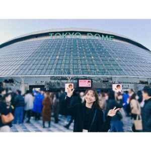 Ellie Toyota Instagram - 😎
The perfect birthday & our wedding anniversary!
This wonderful moment gave me the courage to be and live “just the way I am”🚀
Thank you #brunomars !!!! #tokyodome 

誕生日のメッセージをありがとうございます😍
みんな大好きです！！！
嬉しくて嬉しくてこころがはち切れそう。
念願叶って、ブルーノ・マーズのライブに行きました🥹
この、不完全な、自分のまま生きて良いんだよ、それが最高だよって云ってもらえた気がした。
ひたすら感謝、感謝の1日です🍀