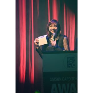 Ellie Toyota Instagram - 🏆
J-WAVE独自の音楽賞授賞式
『J-WAVE SAISON CARD TOKIO HOT 100 AWARD』に
プレゼンターとして出席させていただきました🎶
受賞者のみなさま、おめでとうございます！👏🏻

出番前にはALIさんのライブも観ることができ、
迫力ある生演奏のグルーヴ感と、
Billboard Live YOKOHAMAのシックな空間に酔いしれる
贅沢なひと時でした。

壇上ではMCのクリス・ペプラーさんが
とても話しやすい空気感を作ってくださって感謝です！

素敵な衣裳のブランドはこちら。
Dress : @emporioarmani 
Jewelry : @casuca_jewelry 💋

📸1.2.3：Photo by Kazuhiro Watanabe