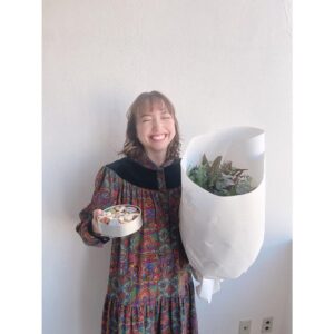 Ellie Toyota Instagram - 🥰
@kodomoe 4月号の表紙撮影。
ひと足早く誕生日をお祝いしてもらい
幸せ🥹

①何にそんな笑っていたのか思い出せないけれど、
とにかく楽しそう。

②kodomoe2月号発売中です🫶🏻

③毎年いただいている大好きなクッキー！干支のうさぎも💕

④帰宅後すぐにスワッグを飾りました！
使われている檜と杉は“加子母（かしも）の森”という、
伊勢神宮の式年遷宮で使用される御用材を採る森のものだそう🌿
おうちの中にパワースポットができたようで嬉しいです。

これを書いている間も、
クッキーを食べる手が止まらない。😂

@kodomoe #covershoot #earlybirthdaygift