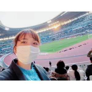 Ellie Toyota Instagram - 🏆
昨日は高校サッカーの決勝を観戦しに
国立競技場へ！

もうーー、本当にドラマチックで素晴らしい大会でした。
高校サッカーと共に過ごした年明け、
最高だ。

今回は3回戦からなるべく会場へ足を運んでいたので、
なんというか国立にたどり着いて自分も感動してしまいました。（誰やねん笑）
みんなよくここまで頑張ったなぁと。
この寒い時期、体調管理だって大変だし、
試合中の一瞬のチャンスを逃さない集中力も凄まじいよ。
本当に素晴らしい。
学ぶことがたくさんあります。
ひたむきに、誠実に、全力で取り組むことって美しいね。

写真3枚目、
直射日光を浴びる席で帽子を持参しておらず、
マフラーでなんとか凌いでいる図。
もはや日サロでした。
試合とは別の闘いがここにはあった。
次観戦する時は、それも考慮して席を取ること（メモメモ）
⚽️