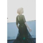 Ellie Toyota Instagram - 🪐🌏💫🌛 2022年は マームとジプシー『Light house』 シス・カンパニー『ザ・ウェルキン』 イキウメ『天の敵』『À la marge -外の道-』 の4作品に出演させていただきました。 沖縄、東京、大阪、パリ、 公演で訪れた劇場はどこも想い出深く、 また戻ってくることができますように、 と心の一部分を各地に置いてきたような気持ちで、 12月はすこし夢うつつにぼんやりと過ごしてしまったのですが、 とにかく今は語学の習得をがんばるぞ！ と新たな気合いが入っています😎 作品を通して出逢うことができた 素晴らしい方々にも 感謝の気持ちで胸がいっぱいです。 きっとまたお仕事をご一緒できますように🍀 みなさんも心優しいコメントを送ってくださり、 本当にありがとうございました🥰 いつも大切に大切に読んでいます。 どうぞ良いお年をお迎えくださいね🕊 また2023年にお逢いしましょう！ Photographer: #菊地史 さん Hair&makeup: #赤間直幸 さん Stylist: #井阪恵 さん Outfits: @shiatzychen