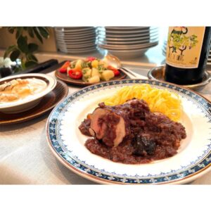 Ellie Toyota Instagram - 👩🏻‍🍳
@kyokosalbot サルボ恭子さんのフランス料理レッスンへ♩
春ぶりに参加できて嬉しい。

冬にぴったりの煮込み料理🥘と
メインを煮込んでいる間に
ササッと準備できそうな前菜＆
デザート（フォンダンショコラ🤤）も！

日々のことに追われたり、
心にゆとりがないと、
料理のモチベーションが下がってしまいがちですが、
“こんなに素敵なメニューがおうちで作れるのー？！”
と年末年始に向けてまたやる気が湧いてきました🥰

美味しいものを食べてる時間って
幸せだもんなぁ。