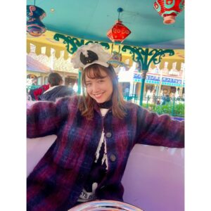 Ellie Toyota Instagram - 🐇
バイバイ2023年。
娘の卒業と入学は今年の出来事かぁ！
もっと前に感じる。
子供の成長スピードに身を委ねていると、
自分もあっという間に年とっちゃうね。笑

今年も公私共にたくさんのことを経験できた1年でした。
仕事で、プライベートで、関わらせてもらえた全ての方々、
そしていつもあたたかい言葉をかけてくださるみなさまに、感謝です。

話がだいぶ逸れますが、
昨夜は家で娘と映画3本立て。
全部最高のガールズエンパワーメントムービーで楽しかったぁ。
『ラーヤと龍の王国』ようやく！🐉
それぞれのキャラクターの心情がありありと伝わってきて涙、涙でしたわ。
来年辰年なのでぴったりだね。
『下妻物語』何度観ても好きー。最高ー！！！
その流れから『Barbie』
ついこの前映画館で観たような気がしたけど、もう配信してて驚いた。
現実世界にずーん、、となりつつ、
こうして映画の中での描かれ方から変わっていくのは素晴らしいよね。

家でおしゃべりしながら映画を観るの、たまらなく幸せ。

それではみなさま、
よいお年をお迎えください🥰