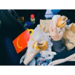 Ellie Toyota Instagram - 🐇 バイバイ2023年。 娘の卒業と入学は今年の出来事かぁ！ もっと前に感じる。 子供の成長スピードに身を委ねていると、 自分もあっという間に年とっちゃうね。笑 今年も公私共にたくさんのことを経験できた1年でした。 仕事で、プライベートで、関わらせてもらえた全ての方々、 そしていつもあたたかい言葉をかけてくださるみなさまに、感謝です。 話がだいぶ逸れますが、 昨夜は家で娘と映画3本立て。 全部最高のガールズエンパワーメントムービーで楽しかったぁ。 『ラーヤと龍の王国』ようやく！🐉 それぞれのキャラクターの心情がありありと伝わってきて涙、涙でしたわ。 来年辰年なのでぴったりだね。 『下妻物語』何度観ても好きー。最高ー！！！ その流れから『Barbie』 ついこの前映画館で観たような気がしたけど、もう配信してて驚いた。 現実世界にずーん、、となりつつ、 こうして映画の中での描かれ方から変わっていくのは素晴らしいよね。 家でおしゃべりしながら映画を観るの、たまらなく幸せ。 それではみなさま、 よいお年をお迎えください🥰