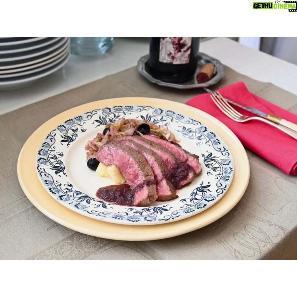 Ellie Toyota Instagram - 👩🏻‍🍳 @kyokosalbot サルボ恭子さんのレッスンへ。 クリスマス、年末年始のホリデーシーズンにぴったりのメニューでした。 ・いかと白野菜のタルタル仕立て やさしい味付けで、ナッツの食感がアクセントになってとても美味しい〜。クスクス大好きなのでまた新たな使い方を学べて嬉しいな。 ・牛赤身肉のグリエ 鉄のフライパンでお肉を上手に焼くコツや、焼いたあとはすぐ切らずに休ませることなど、今後いろんな料理に応用できそう。赤ワインと玉ねぎのソースが合う🍷🧅 ニンニクと一緒に潰したマッシュポテトと、お酢のきいたキャベツとブルーベリーのガルニチュール(付け合わせ)、どちらもお肉料理との相性が抜群🤤 つぎは骨付きのラム肉で作ってみたいなぁ。 ・ガトー・ナンテ フランスのナントという港町の伝統菓子。 シフォン型で焼くと、リースみたいに見えてかわいい！ シナモンとジンジャーが香る、パイナップルのキャラメルソースを添えていただきました🍍 家で作るのが楽しみだぁー！！ とくにケーキは娘が喜んでくれそう。 #cuisinefrançaise #料理レッスン 🎄