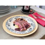 Ellie Toyota Instagram – 👩🏻‍🍳
@kyokosalbot サルボ恭子さんのレッスンへ。
クリスマス、年末年始のホリデーシーズンにぴったりのメニューでした。

・いかと白野菜のタルタル仕立て
やさしい味付けで、ナッツの食感がアクセントになってとても美味しい〜。クスクス大好きなのでまた新たな使い方を学べて嬉しいな。

・牛赤身肉のグリエ
鉄のフライパンでお肉を上手に焼くコツや、焼いたあとはすぐ切らずに休ませることなど、今後いろんな料理に応用できそう。赤ワインと玉ねぎのソースが合う🍷🧅
ニンニクと一緒に潰したマッシュポテトと、お酢のきいたキャベツとブルーベリーのガルニチュール(付け合わせ)、どちらもお肉料理との相性が抜群🤤
つぎは骨付きのラム肉で作ってみたいなぁ。

・ガトー・ナンテ
フランスのナントという港町の伝統菓子。
シフォン型で焼くと、リースみたいに見えてかわいい！
シナモンとジンジャーが香る、パイナップルのキャラメルソースを添えていただきました🍍

家で作るのが楽しみだぁー！！
とくにケーキは娘が喜んでくれそう。

#cuisinefrançaise #料理レッスン 🎄