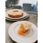 Ellie Toyota Instagram - 👩🏻‍🍳 @kyokosalbot サルボ恭子さんのレッスンへ。 クリスマス、年末年始のホリデーシーズンにぴったりのメニューでした。 ・いかと白野菜のタルタル仕立て やさしい味付けで、ナッツの食感がアクセントになってとても美味しい〜。クスクス大好きなのでまた新たな使い方を学べて嬉しいな。 ・牛赤身肉のグリエ 鉄のフライパンでお肉を上手に焼くコツや、焼いたあとはすぐ切らずに休ませることなど、今後いろんな料理に応用できそう。赤ワインと玉ねぎのソースが合う🍷🧅 ニンニクと一緒に潰したマッシュポテトと、お酢のきいたキャベツとブルーベリーのガルニチュール(付け合わせ)、どちらもお肉料理との相性が抜群🤤 つぎは骨付きのラム肉で作ってみたいなぁ。 ・ガトー・ナンテ フランスのナントという港町の伝統菓子。 シフォン型で焼くと、リースみたいに見えてかわいい！ シナモンとジンジャーが香る、パイナップルのキャラメルソースを添えていただきました🍍 家で作るのが楽しみだぁー！！ とくにケーキは娘が喜んでくれそう。 #cuisinefrançaise #料理レッスン 🎄