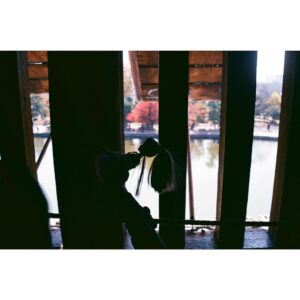 Ellie Toyota Instagram - 🎞️
ずっと前のフィルムがころんと出てきて
はて、いつのかな、と現像すると
6年前に娘と松本へ行った時のものだった。
埋めたことすら忘れていたタイムカプセルみたい。
フィルムも現像代も高いけれど、
こういう不意打ちがたまにあるからやめられないんだなぁ。

写真2枚目、あの頃よくつばさちゃんの人形でリポーターごっこしてたんだ🥹
まだインスタ遡れば動画もあるはず。

These are photos of my daughter from six years ago, which I happened to come across last week when I took some old rolls of film to be developed.
Although she has grown taller, the kindness and beauty of her heart haven’t changed since then💕

#filmphotography #6yearsago 
#daughtertookthelastone