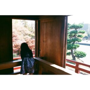 Ellie Toyota Instagram - 🎞️
ずっと前のフィルムがころんと出てきて
はて、いつのかな、と現像すると
6年前に娘と松本へ行った時のものだった。
埋めたことすら忘れていたタイムカプセルみたい。
フィルムも現像代も高いけれど、
こういう不意打ちがたまにあるからやめられないんだなぁ。

写真2枚目、あの頃よくつばさちゃんの人形でリポーターごっこしてたんだ🥹
まだインスタ遡れば動画もあるはず。

These are photos of my daughter from six years ago, which I happened to come across last week when I took some old rolls of film to be developed.
Although she has grown taller, the kindness and beauty of her heart haven’t changed since then💕

#filmphotography #6yearsago 
#daughtertookthelastone