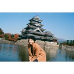Ellie Toyota Instagram - 🎞️ ずっと前のフィルムがころんと出てきて はて、いつのかな、と現像すると 6年前に娘と松本へ行った時のものだった。 埋めたことすら忘れていたタイムカプセルみたい。 フィルムも現像代も高いけれど、 こういう不意打ちがたまにあるからやめられないんだなぁ。 写真2枚目、あの頃よくつばさちゃんの人形でリポーターごっこしてたんだ🥹 まだインスタ遡れば動画もあるはず。 These are photos of my daughter from six years ago, which I happened to come across last week when I took some old rolls of film to be developed. Although she has grown taller, the kindness and beauty of her heart haven’t changed since then💕 #filmphotography #6yearsago #daughtertookthelastone