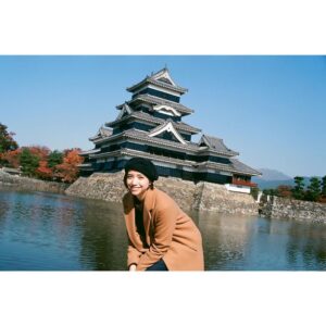 Ellie Toyota Instagram - 🎞️
ずっと前のフィルムがころんと出てきて
はて、いつのかな、と現像すると
6年前に娘と松本へ行った時のものだった。
埋めたことすら忘れていたタイムカプセルみたい。
フィルムも現像代も高いけれど、
こういう不意打ちがたまにあるからやめられないんだなぁ。

写真2枚目、あの頃よくつばさちゃんの人形でリポーターごっこしてたんだ🥹
まだインスタ遡れば動画もあるはず。

These are photos of my daughter from six years ago, which I happened to come across last week when I took some old rolls of film to be developed.
Although she has grown taller, the kindness and beauty of her heart haven’t changed since then💕

#filmphotography #6yearsago 
#daughtertookthelastone