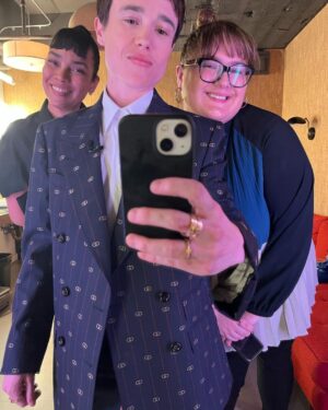 Elliot Page Instagram - Backstage at @latenightseth. Tune in tonight at 12:35/11:35c! Season 3 of @umbrellaacad launches tomorrow ☂️🐦