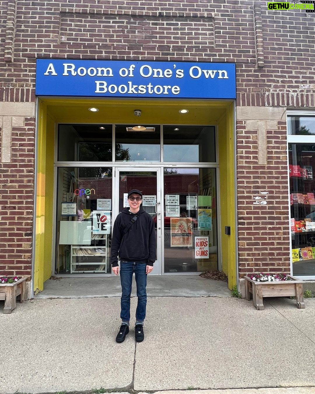 Elliot Page Instagram - Sending a big thank you this #BookLoversDay to all the indie bookstores making room on your shelves for Pageboy and creating space for our LGBTQ+ community and stories. 📚 📍 @roomofonesownbooks in Madison, WI & @gaysthewordbookshop in the UK 🏳️⚧️🏳️🌈