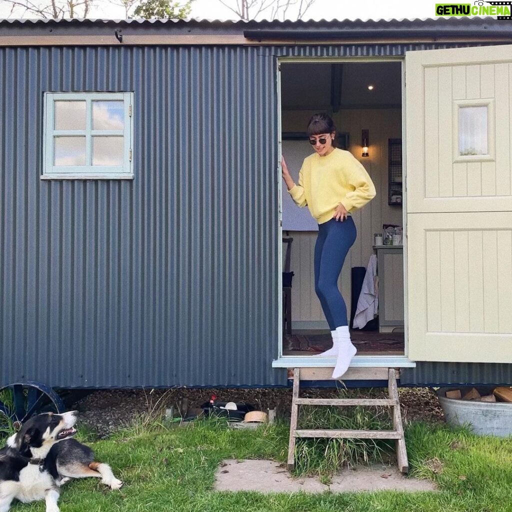 Ellise Chappell Instagram - 🌳 a lovely time in a hut feat. @jessicawarbeck 🪄