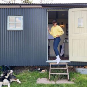 Ellise Chappell Instagram - 🌳 a lovely time in a hut feat. @jessicawarbeck 🪄