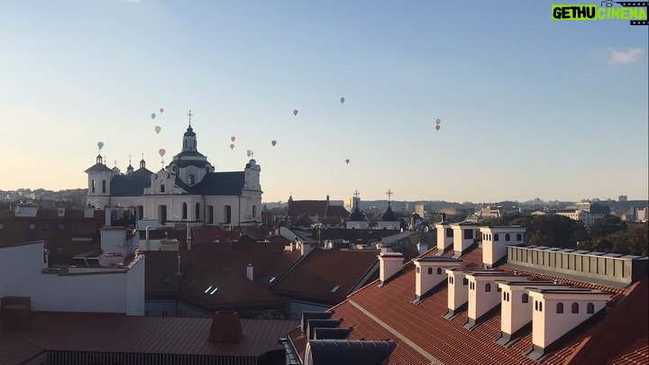Ellise Chappell Instagram - only the most magical thing I have ever seen🧞♀️ (COME ON PALS THEY ARE HOT AIR BALLOONS NOT YOUR EVERYDAY BALLOON. IT’S ALSO A TIMELAPSE.)