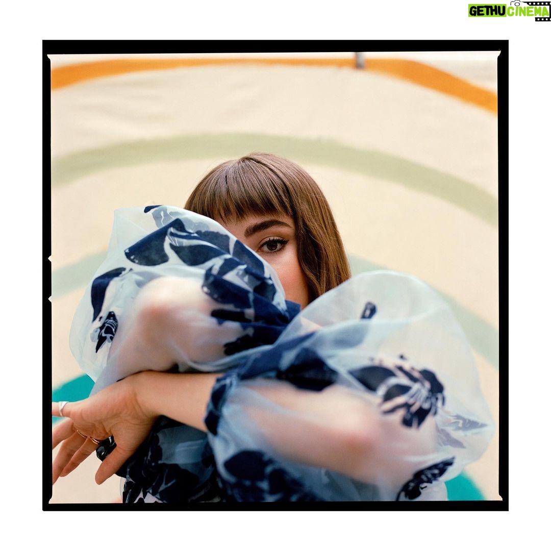Ellise Chappell Instagram - Don’t look at me. Okay, look at me. Thank you so much for having me on your cover @londonfabricmag 🎯🎯 Click the link in my bio to read the interview and buy a hard copy ! Stellar team below ✨✨✨ Photographer @ahmetunver
Stylist @hollyelgeti
Hair @naradkutowaroo
Make up @annagibson_mua