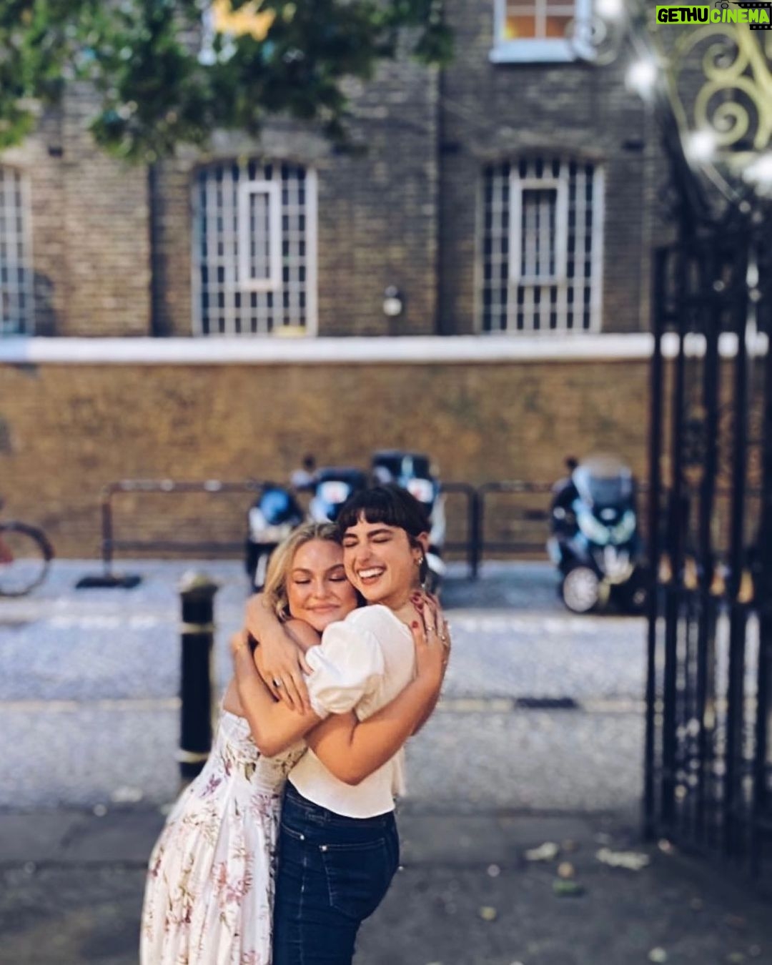 Ellise Chappell Instagram - squeezing @charterisciara with all my might 🍋🍋🍋