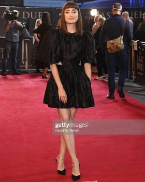 Ellise Chappell Instagram - #TheLastDuel premiere last night - it’s out October 15th and wow, everybody should go see it #LadyMarguerite #JodieComer ⚔️

Styling : @hollyelgeti
Make-up : @charlotteyeomansmakeup 
Wearing : @_aje_ @jimmychoo @stephenwebsterjewellery 🖤

Thank you @20thcenturyuk & @runraggeduk for having us 🖤