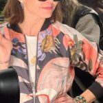 Eloísa Maturén Instagram – Ahora si estoy lista para este nuevo año, con mis @wildesunglasses 

Prevenido 2024 que voy con todo!!

En efecto más que lentes cada pieza de Wilde es un amuleto. Un elemento lúdico, que no se conforma con ser un complemento de tú atuendo, lo protagoniza. 

En criollo sería algo así como el roba cámara. Desapercibido no vas a pasar 🤓🤗❤️‍🔥

Se me ocurre que son el accesorio perfecto para llevar a la playa nudista @ildegoncalves #paralaproxima

Gracias Cao querido por tu generosidad y buena onda desde el día uno, aquellos tiempos cuando venir a vivir a Madrid era apenas una idea que me entretenía los días de lluvia. 

Ha sido hermoso sentir que Wilde es un hogar creativo y de conexión con nuevas ideas y sueños! #estoessoloelprincipio

Gracias también a mi hermana @saraidmontaner que pone su toque mágico en todos lados y también estuvo aquella primera noche de reconocimiento. 🦋♥️

Y por supuesto a @popinteractivo por presentarnos 🤓

Como diría nuestro tío Lenny “I want to fly away” 🚀🧨✨ Wilde Sunglasses