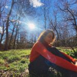 Eloísa Maturén Instagram - Rendirse. Dejarse atravesar. Soltar la rienda y permitir que cada mínimo paso guíe el camino entre las tinieblas, en sintonía con el faro que hay dentro. Sostenerme, aunque solo quiera huir lejos de mí. Imitar al invierno, permanecer quieto, reposando en el silencio. Antes me costaba llorar, me convencía de que la única opción era ser fuerte, demostrar afuera y adentro que nada podía derribarme. Hoy entiendo que al otro lado del dolor está el corazón del aprendizaje. El poder de la vulnerabilidad. Sentir el amor que late en el pecho, aunque haya dejado un crater. Es necesario permitir que la ausencia duela hasta dejarte sin aire. Atravesar el fuego. Ouch. Agradecer las despedidas tanto como las llegadas, con el corazón en la mano. La incertidumbre, la belleza de que cualquier instante puede ser el inicio de una experiencia inolvidable. Madrid, Spain