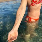 Eloísa Maturén Instagram - Exorcismo marino para despedir el año. 🌊🥶🩵 Mediterráneo helado, los hermanos del alma como ancla ⚓️💙 Gracias 2023 por ser un año transformador y potente. Aprovecho este umbral para soltar la necesidad de control, el miedo a la incertidumbre. Ya estoy aquí, he aprendido a sostenerme. No hace falta escapar del dolor con tanta furia. Eres mucho más fuerte, capaz y resistente de lo que crees. Confía. La vida es todo, acepto y agradezco cada paso, cada momento. Intención para el 2024, estar cada día un poquito más consciente, dar lo mejor de mí con humildad y celebrar con alegría la oportunidad extraordinaria de estar aquí. Barcelona _ Playa De La Barceloneta