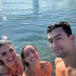 Eloísa Maturén Instagram - Exorcismo marino para despedir el año. 🌊🥶🩵 Mediterráneo helado, los hermanos del alma como ancla ⚓️💙 Gracias 2023 por ser un año transformador y potente. Aprovecho este umbral para soltar la necesidad de control, el miedo a la incertidumbre. Ya estoy aquí, he aprendido a sostenerme. No hace falta escapar del dolor con tanta furia. Eres mucho más fuerte, capaz y resistente de lo que crees. Confía. La vida es todo, acepto y agradezco cada paso, cada momento. Intención para el 2024, estar cada día un poquito más consciente, dar lo mejor de mí con humildad y celebrar con alegría la oportunidad extraordinaria de estar aquí. Barcelona _ Playa De La Barceloneta