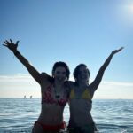 Eloísa Maturén Instagram - Exorcismo marino para despedir el año. 🌊🥶🩵 Mediterráneo helado, los hermanos del alma como ancla ⚓️💙 Gracias 2023 por ser un año transformador y potente. Aprovecho este umbral para soltar la necesidad de control, el miedo a la incertidumbre. Ya estoy aquí, he aprendido a sostenerme. No hace falta escapar del dolor con tanta furia. Eres mucho más fuerte, capaz y resistente de lo que crees. Confía. La vida es todo, acepto y agradezco cada paso, cada momento. Intención para el 2024, estar cada día un poquito más consciente, dar lo mejor de mí con humildad y celebrar con alegría la oportunidad extraordinaria de estar aquí. Barcelona _ Playa De La Barceloneta