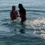 Eloísa Maturén Instagram - Exorcismo marino para despedir el año. 🌊🥶🩵 Mediterráneo helado, los hermanos del alma como ancla ⚓️💙 Gracias 2023 por ser un año transformador y potente. Aprovecho este umbral para soltar la necesidad de control, el miedo a la incertidumbre. Ya estoy aquí, he aprendido a sostenerme. No hace falta escapar del dolor con tanta furia. Eres mucho más fuerte, capaz y resistente de lo que crees. Confía. La vida es todo, acepto y agradezco cada paso, cada momento. Intención para el 2024, estar cada día un poquito más consciente, dar lo mejor de mí con humildad y celebrar con alegría la oportunidad extraordinaria de estar aquí. Barcelona _ Playa De La Barceloneta