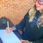 Eloísa Maturén Instagram - Un tatuaje es una cicatriz que elegimos. Un recordatorio. Poner la lección a la vista, volver a ella las veces que haga falta. Soltar la resistencia y permitir que el dolor sea parte de la alquimia. Un intercambio. Desde hace un par de años la serpiente es un símbolo que me acompaña, un animal de poder que se manifiesta en mi luz y mi sombra. Este tatuaje fue el resultado de muchos meses de movimiento interno y aprendizaje. Cada día ser un poquito más flexible y fluir con el cambio en lugar de resistirme. Volver siempre al sinuoso camino del medio. Seguir mi instinto y confiar en la voz que desde adentro va guiando el camino. En la sabiduría de mis ancestros. La transformación, el renacimiento, lo eterno. Tuve la fortuna hermosa de que el canal para este tatuaje fuera mi hermana @saraidmontaner que no es solo una artista increíble, si no que te acompaña en todo el proceso con su energía y su poder. Gracias a su arte y su entrega esa nueva parte de ti esta llena de corazón y conectada con lo profundo. Saraid hace que el tatuaje no sea solo un dibujo que marca tu piel, es un totem, una imagen sagrada. Gracias @saraidmontaner por ese momento inolvidable y por toda la belleza que hemos compartido este año! ❤️‍🔥🦋🚀 Y gracias también a @wildesunglasses por ser siempre espacio de creación y recibirme con los brazos abiertos 💛 Madrid, Spain