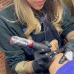 Eloísa Maturén Instagram - Un tatuaje es una cicatriz que elegimos. Un recordatorio. Poner la lección a la vista, volver a ella las veces que haga falta. Soltar la resistencia y permitir que el dolor sea parte de la alquimia. Un intercambio. Desde hace un par de años la serpiente es un símbolo que me acompaña, un animal de poder que se manifiesta en mi luz y mi sombra. Este tatuaje fue el resultado de muchos meses de movimiento interno y aprendizaje. Cada día ser un poquito más flexible y fluir con el cambio en lugar de resistirme. Volver siempre al sinuoso camino del medio. Seguir mi instinto y confiar en la voz que desde adentro va guiando el camino. En la sabiduría de mis ancestros. La transformación, el renacimiento, lo eterno. Tuve la fortuna hermosa de que el canal para este tatuaje fuera mi hermana @saraidmontaner que no es solo una artista increíble, si no que te acompaña en todo el proceso con su energía y su poder. Gracias a su arte y su entrega esa nueva parte de ti esta llena de corazón y conectada con lo profundo. Saraid hace que el tatuaje no sea solo un dibujo que marca tu piel, es un totem, una imagen sagrada. Gracias @saraidmontaner por ese momento inolvidable y por toda la belleza que hemos compartido este año! ❤️‍🔥🦋🚀 Y gracias también a @wildesunglasses por ser siempre espacio de creación y recibirme con los brazos abiertos 💛 Madrid, Spain